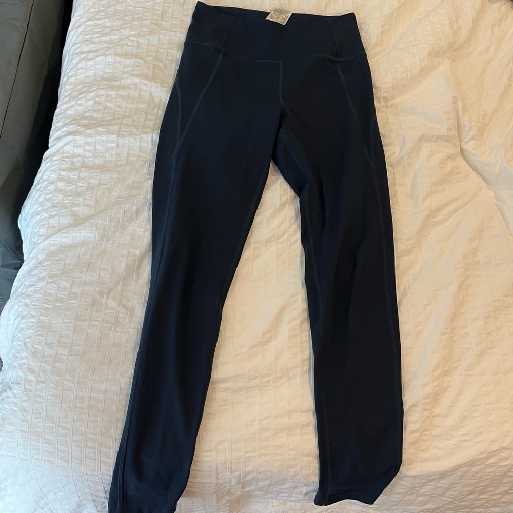 Navy girlfriend collective leggings. Size medium.